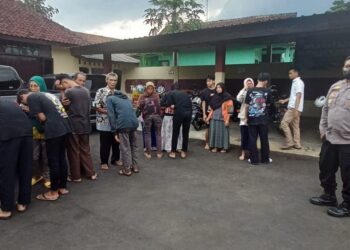 Polsek Kutasari menyerahkan kembali 21 remaja yang ditemukan hendak melakukan perang sarung kepada orang tuanya. Penyerahan dilakukan polisi di Mapolsek Kutasari, Rabu (13/3/2024) sore.