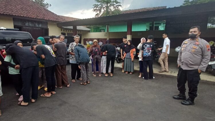 Polsek Kutasari menyerahkan kembali 21 remaja yang ditemukan hendak melakukan perang sarung kepada orang tuanya. Penyerahan dilakukan polisi di Mapolsek Kutasari, Rabu (13/3/2024) sore.
