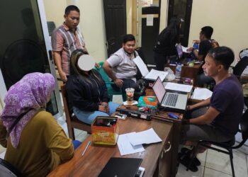 Satresnarkoba Polresta Banyumas, Polda Jateng, berhasil mengamankan dua orang wanita kaka beradik yang berdomisili di Jl. Riyanto, Kelurahan Sumampir, Kab. Banyumas. Mereka ditangkap karena diduga menjadi pengedar obat psikotropika dan obat-obatan berbahaya.