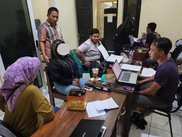 Satresnarkoba Polresta Banyumas, Polda Jateng, berhasil mengamankan dua orang wanita kaka beradik yang berdomisili di Jl. Riyanto, Kelurahan Sumampir, Kab. Banyumas. Mereka ditangkap karena diduga menjadi pengedar obat psikotropika dan obat-obatan berbahaya.