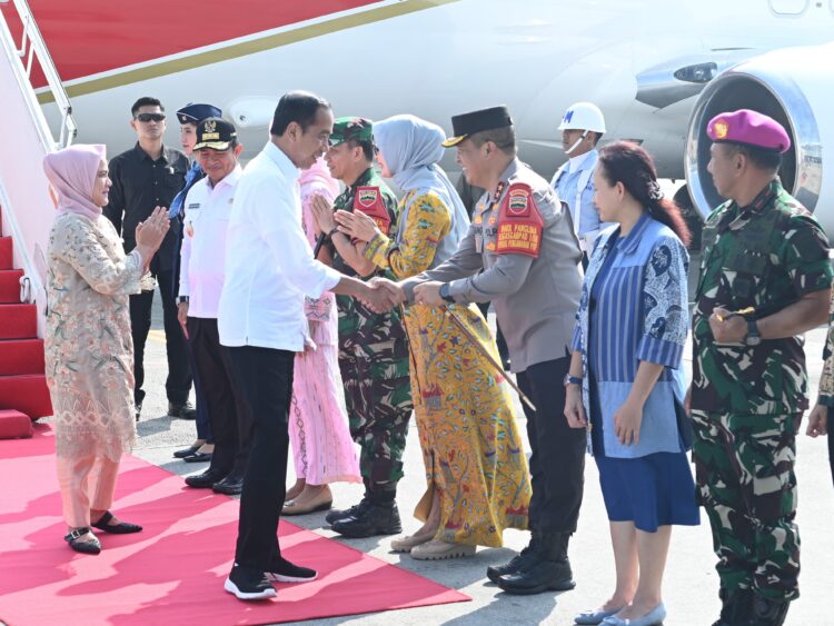 SALAM: Kapolda Sumatera Utara, Irjen Pol Agung Setya Imam Efendi menyalam Presiden Jokowi dan Ibu Iriana tiba di Bandara Kualanamu dalam kunjungan kerjanya di Sumut, Kamis (14/3/2024). (Foto Dok/ Polda Sumut)