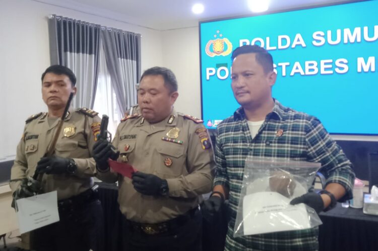 TUNJUKKAN BARANG BUKTI: Kasat Reskrim Polrestabes Medan Kompol Jama Kita Purba menunjukkan barang bukti senpi rakitan, sajam dan lainnya di Mapolrestabes, Kamis (14/3/2024).(Foto Dok/ Polrestabes)