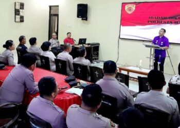 Polresta Manado telah menggelar sebuah program pembinaan rohani dan mental yang bertujuan untuk meningkatkan ketaqwaan terhadap Tuhan Yang Maha Esa di kalangan personelnya. Program ini merupakan upaya nyata dari kepolisian untuk memperkuat dimensi spiritual dan mental dalam menjalankan tugas-tugasnya, Kamis (14/4/2024).