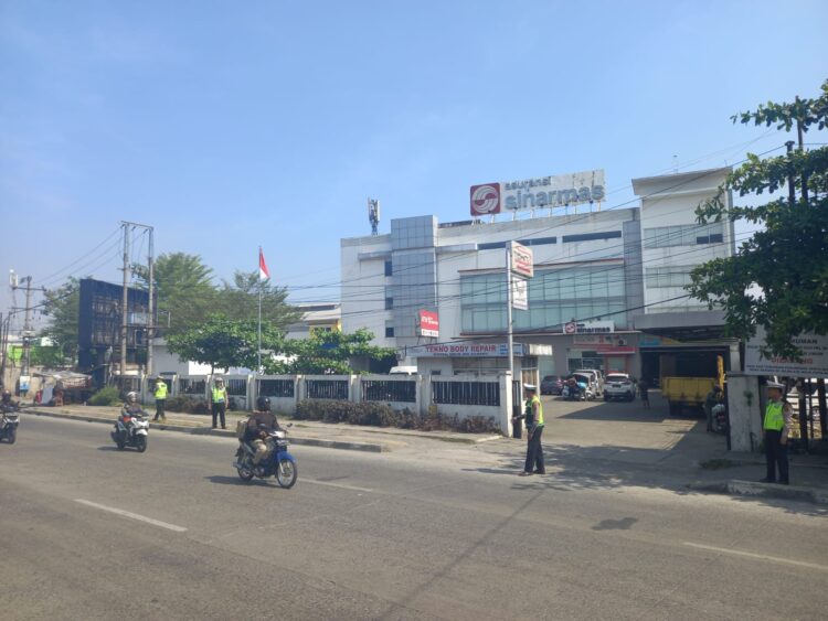 PANTAU: Personel lantas memantau ketertiban pengendara di Simpang Tritura - Jalan Sisingamangara Medan, Jumat (15/3/2024). (Foto Dok/ Polda Sumut)