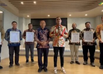 Sertifikat ISCC ini diserahkan oleh Direktur Operasional PT Mutuagung Lestari Tbk Irham Budiman kepada Region Head PTPN IV Regional II Sudarma Bhakti Lessan yang diwakili Kepala Bagian SDM dan Sistem Manajemen Hwin Dwi Putera beserta enam perwakilan manajer di Depok, Jawa Barat, Kamis (7/3/2024).