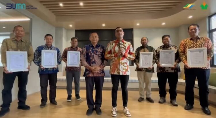 Sertifikat ISCC ini diserahkan oleh Direktur Operasional PT Mutuagung Lestari Tbk Irham Budiman kepada Region Head PTPN IV Regional II Sudarma Bhakti Lessan yang diwakili Kepala Bagian SDM dan Sistem Manajemen Hwin Dwi Putera beserta enam perwakilan manajer di Depok, Jawa Barat, Kamis (7/3/2024).