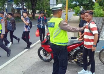 Unit Kamsel di bawah kepemimpinan Kanit Kamsel Iptu Repy Samel beserta anggota lainnya telah memberikan himbauan penting kepada mahasiswa mengenai keselamatan berlalu lintas, Jumat (15/3/2024).