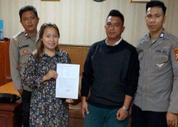 Personel Polsek Wenang Polresta Manado berhasil menyelesaikan sebuah masalah yang melibatkan warga dengan menggunakan pendekatan problem solving. Masalah tersebut berkaitan dengan konflik antara dua kelompok warga terkait pemanfaatan lahan di wilayah tersebut, Jumat (15/4/2024).