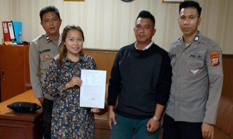Personel Polsek Wenang Polresta Manado berhasil menyelesaikan sebuah masalah yang melibatkan warga dengan menggunakan pendekatan problem solving. Masalah tersebut berkaitan dengan konflik antara dua kelompok warga terkait pemanfaatan lahan di wilayah tersebut, Jumat (15/4/2024).