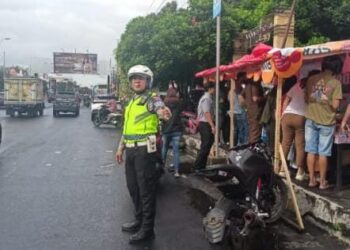Dalam upaya menjaga kelancaran arus lalu lintas, personel Satuan Lalu Lintas (Sat Lantas) melakukan Turjawali yang meliputi pengaturan, penjagaan, pengawalan, dan patroli di berbagai titik strategis. Kegiatan ini dilaksanakan sebagai respons terhadap meningkatnya volume kendaraan dan untuk memastikan keamanan serta ketertiban di jalan raya, Sabtu (16/3/2024).