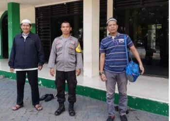Personel Polresta Manado telah mengambil langkah proaktif untuk meningkatkan keamanan di sekitar masjid selama pelaksanaan sholat Jumat. Melalui program bernama “Paja Somat” atau kegiatan polisi jaga gereja dan Sholat Jumat, mereka melakukan penjagaan intensif untuk mencegah gangguan kamtibmas, Jumat (15/3/2024).