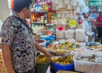 Anggota Unit II (Ekonomi) Satreskrim Polresta Manado telah melakukan pengecekan harga sembako dan barang pokok di Pasar Bersehati. Hasil pengecekan menunjukkan variasi harga yang signifikan di antara pedagang, dengan beberapa perbedaan yang mencolok antara harga penjualan langsung dan harga dari distributor, Kamis (14/3/2024).