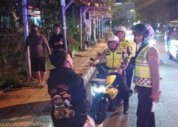 Kegiatan patroli yang dilaksanakan di sekitar kota Manado telah berhasil menciptakan kedisiplinan dalam berlalu lintas. Dalam rangkaian kegiatan tersebut, petugas memberikan himbauan dan teguran kepada masyarakat terkait keselamatan berlalu lintas di jalan raya, Sabtu (16/3/2024).