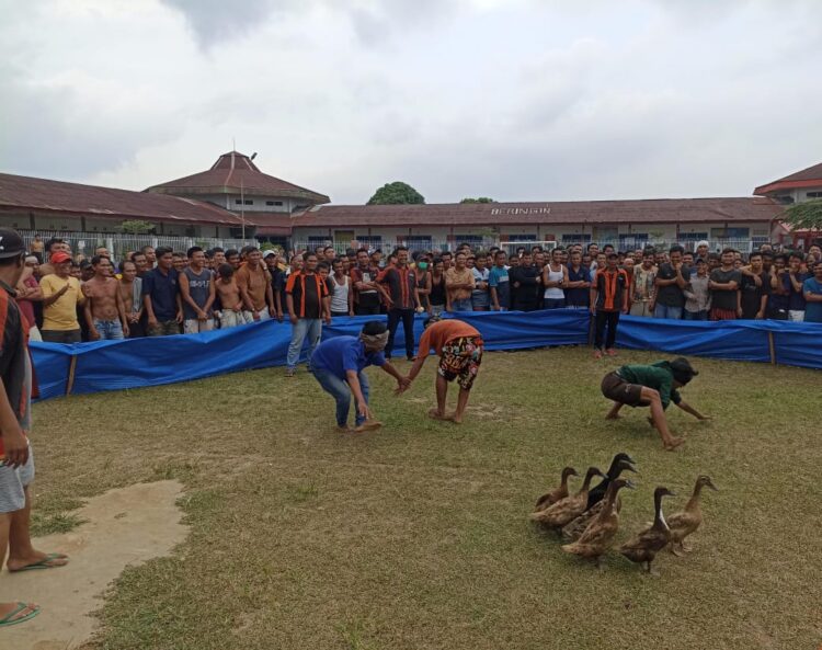 Lapas kelas IIA Pematangsiantar menyelenggarakan mini konser atau nge-jam oleh WBP yang ingin bernyanyi dan bermain musik, tidak cukup hanya sampai di situ saja Lapas mengadakan perlombaan Tangkap Bebek, dimana perlombaan ini di ikuti oleh 45 orang WBP.