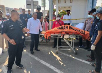 Seorang pria ditemukan meninggal dunia di dalam Pos Lampu Merah Taman Riyadhah, di Jalan Merdeka, depan Islamic Centre, Kecamatan Banda Sakti, Kota Lhokseumawe, senin (18/3/2024) pagi.