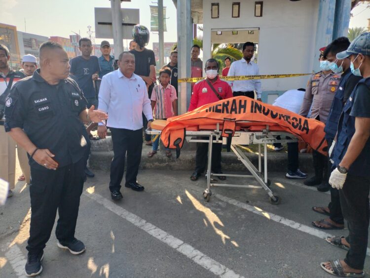 Seorang pria ditemukan meninggal dunia di dalam Pos Lampu Merah Taman Riyadhah, di Jalan Merdeka, depan Islamic Centre, Kecamatan Banda Sakti, Kota Lhokseumawe, senin (18/3/2024) pagi.