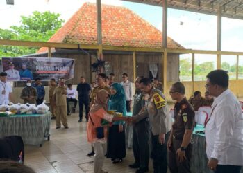 Bertempat di gedung serbaguna Desa Teloko Kecamatan Kayuagung Kabupaten Ogan Komering Ilir dilaksanakan operasi Pasar Murah yang di hadiri langsung Komandan Kodim 0402/OKI Letkol Inf Irsyad Mahdi Pane beserta forum komunikasi pimpinan daerah (Forkopimda) Ogan Komering Ilir, Senin (18/3/24).
