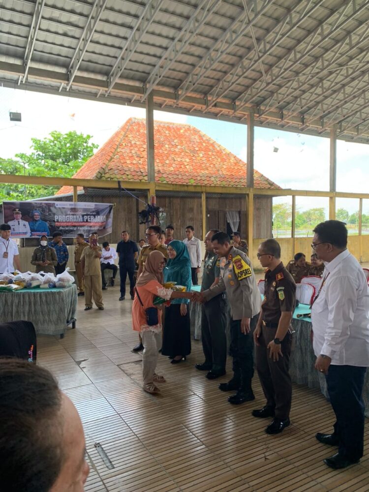 Bertempat di gedung serbaguna Desa Teloko Kecamatan Kayuagung Kabupaten Ogan Komering Ilir dilaksanakan operasi Pasar Murah yang di hadiri langsung Komandan Kodim 0402/OKI Letkol Inf Irsyad Mahdi Pane beserta forum komunikasi pimpinan daerah (Forkopimda) Ogan Komering Ilir, Senin (18/3/24).