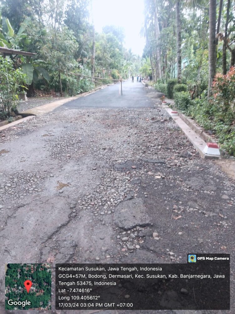 Pekerjaan pengaspalan di desa dermasari kecamatan susukan kabupaten banjarnegara sepanjang 280 meter yang menelan biaya Rp.250 juta