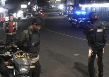 Rayon Samapta Polresta Manado melakukan patroli presisi di seluruh wilayah hukum Polresta Manado. Patroli ini merupakan bagian dari strategi proaktif untuk mencegah potensi kejahatan, terutama yang terjadi pada malam hari, Minggu (17/3/2024) malam.