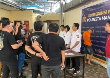Polresta Manado berhasil mengamankan pelaku penganiayaan yang menggunakan senjata tajam, tepatnya sebuah tumbak, di Ring Road 3 Sea pada Senin dini hari, tanggal 18 Maret 2024. Tim Resmob Alfa di bawah komando Katim Alfa Aiptu Eko Setyoko berhasil menangkap pelaku bernama HK, seorang pemuda berusia 21 tahun, di Perum Winwin, Desa Sea Winwin, Kecamatan Pineleng.
