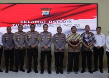 Kapolresta Manado beserta Pejabat Utama (PJU) Polresta menyambut kedatangan tim dari Pusat Penelitian dan Pengembangan (Puslitbang) Polri. Kunjungan ini merupakan bagian dari rangkaian kegiatan supervisi dan penelitian yang bertujuan untuk meningkatkan kualitas pelayanan kepolisian di wilayah Manado, Senijn (18/3/2024).