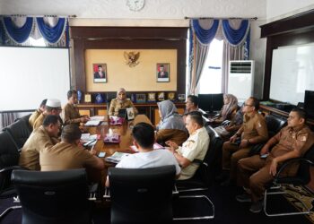 Penjabat (Pj) Bupati Nagan Raya Fitriany Farhas, AP, S,Sos., M.Si memimpin rapat terkait persiapan Ramadan Fair yang di hadiri Sekretaris Daerah (Sekda) Ir. H. Ardimartha serta sejumlah kepala Satuan Kerja Perangkat Kabupaten (SKPK) di ruang kerjanya, Senin (18/3/2024).