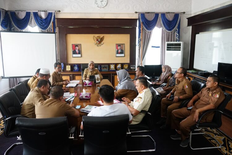 Penjabat (Pj) Bupati Nagan Raya Fitriany Farhas, AP, S,Sos., M.Si memimpin rapat terkait persiapan Ramadan Fair yang di hadiri Sekretaris Daerah (Sekda) Ir. H. Ardimartha serta sejumlah kepala Satuan Kerja Perangkat Kabupaten (SKPK) di ruang kerjanya, Senin (18/3/2024).