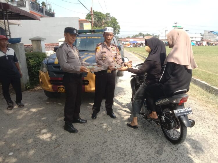 Kegiatan berbagi takjil yang dilakukan Kapolsek dan Personel polsek Bangun sendiri digelar di jalan Asahan Kilometer 17 jurusan Siantar - Perdagangan,nagori Bangun kecamatan Gunung Malela kabupaten Simalungun yakni di depan Mapolsek Bangun.