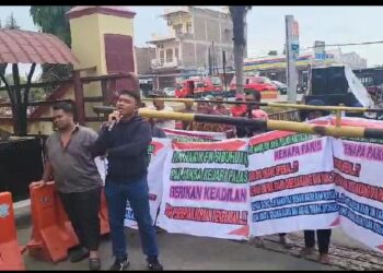 Masyarakat aksi damai mencari keadilan di depan Kantor Polda Sumut, Jalan Sisingamangaraja KM 10,5 Medan, Senin (18/3/2024) siang.
