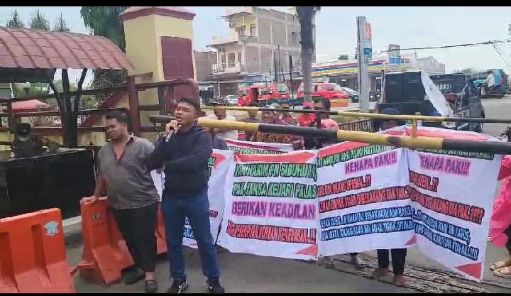 Masyarakat aksi damai mencari keadilan di depan Kantor Polda Sumut, Jalan Sisingamangaraja KM 10,5 Medan, Senin (18/3/2024) siang.