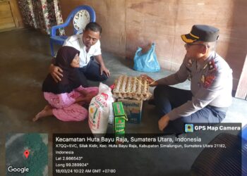 Kapolsek Tanah Jawa beserta dengan personil Polsek Tanah Jawa, melakukan sambang dan Silaturahmi kerumah ibu Sumiati yang terletak di lingkungan VIII Margodadi Kelurahan Hutabayu Kecamatan Hutabayuraja Kabupaten Simalungun. Senin,(18/03/2024).
