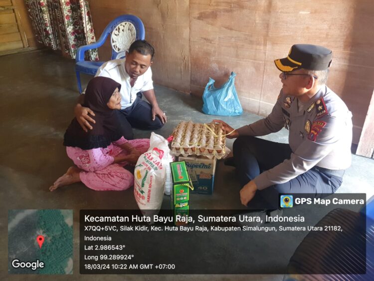 Kapolsek Tanah Jawa beserta dengan personil Polsek Tanah Jawa, melakukan sambang dan Silaturahmi kerumah ibu Sumiati yang terletak di lingkungan VIII Margodadi Kelurahan Hutabayu Kecamatan Hutabayuraja Kabupaten Simalungun. Senin,(18/03/2024).