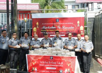 Kegiatan berbagi takjil dilaksanakan di depan Kantor Wilayah Kemenkumham Sulut, dihadiri oleh para Kepala Divisi dan seluruh jajaran kantor wilayah. Mereka menyediakan sekitar 150 bungkus takjil yang akan dibagikan kepada masyarakat yang melintasi jalan raya di depan kantor tersebut.
