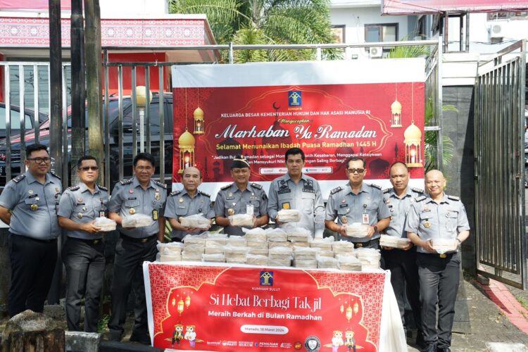 Kegiatan berbagi takjil dilaksanakan di depan Kantor Wilayah Kemenkumham Sulut, dihadiri oleh para Kepala Divisi dan seluruh jajaran kantor wilayah. Mereka menyediakan sekitar 150 bungkus takjil yang akan dibagikan kepada masyarakat yang melintasi jalan raya di depan kantor tersebut.