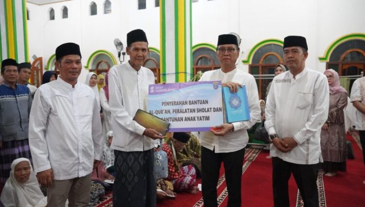 Pemerintah Kabupaten Ogan Komering Ilir memberikan santunan untuk Anak Yatim dan Lansia di wilayah Kecamatan Tanjung Lubuk, memberikan bantuan Al-Quran dan Alat Solat untuk dipergunakan di Masjid As Saadah