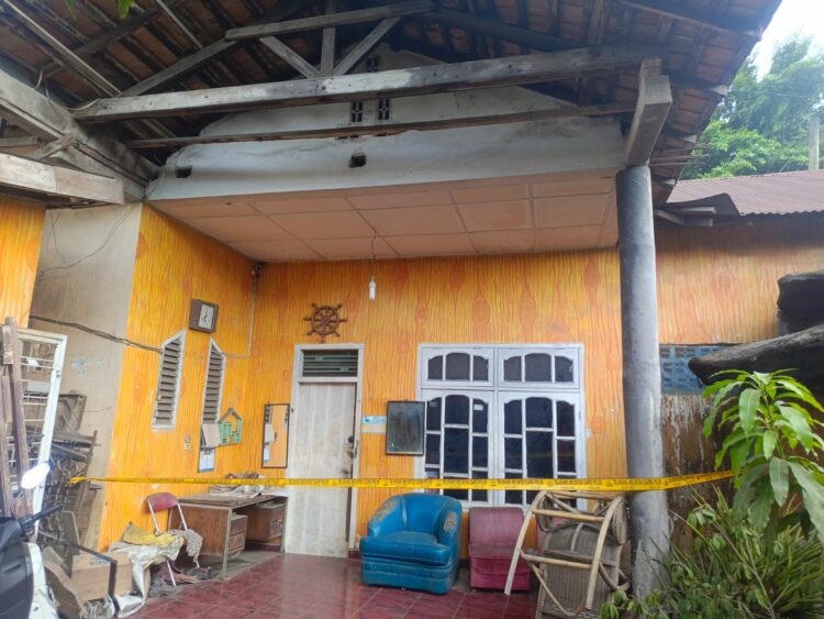 TeWAS: Rumah milik Bima Peranginangin, korban pembacokan oleh 2 perampok hingga tewas yang berlokasi di Jalan Klambir B Kelurahan Tanjung Gusta, Kecamatan Medan Helvetia dipasangi garis polisi guna kepentingan penyelidikan, Senin (18/3/2024).(Foto Dok/Warga)