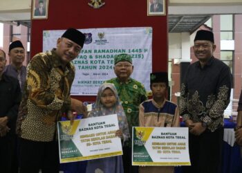 Bantuan diserahkan langsung secara simbolis oleh Wali Kota Tegal, H. Dedy Yon Supriyono yang didampingi oleh Ketua Baznas Kota Tegal, Harun Abdi Manaf, Sekretaris Daerah Kota Tegal, Agus Dwi Sulistyantono, Kepala OPD terkait, Forkopimcam dan Camat Tegal Selatan pada acara Pentashorufan Ramadan 1445 H Zakat, Infaq dan Shodaqoh (ZIS) Baznas Kota Tegal Tahun 2024 di Pendopo Kecamatan Tegal Selatan, Senin (18/3) sore.