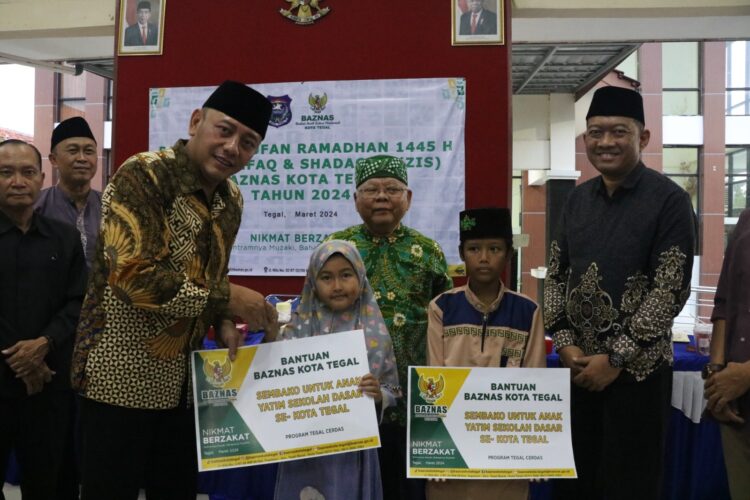 Bantuan diserahkan langsung secara simbolis oleh Wali Kota Tegal, H. Dedy Yon Supriyono yang didampingi oleh Ketua Baznas Kota Tegal, Harun Abdi Manaf, Sekretaris Daerah Kota Tegal, Agus Dwi Sulistyantono, Kepala OPD terkait, Forkopimcam dan Camat Tegal Selatan pada acara Pentashorufan Ramadan 1445 H Zakat, Infaq dan Shodaqoh (ZIS) Baznas Kota Tegal Tahun 2024 di Pendopo Kecamatan Tegal Selatan, Senin (18/3) sore.