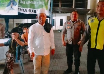 Personel Polsek Tuminting menjalankan patroli rutin di wilayah hukumnya sebagai langkah antisipasi terhadap kegiatan Tarawih umat Muslim. Pada malam ini, patroli dilaksanakan di Masjid Awwal Fathul Mubien, Senin, (18/3/2024).