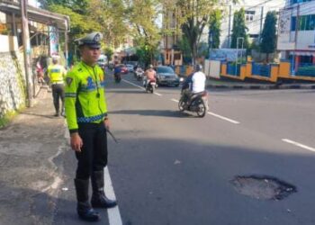 Satuan Lalu Lintas (Sat Lantas) Polresta Manado terus menunjukkan komitmennya dalam menjaga ketertiban lalu lintas di wilayah hukumnya. Pada Selasa (27/2/2024), Sat Lantas Polresta Manado melaksanakan kegiatan rutin yang dikenal dengan istilah Turjawali, yang melibatkan pengaturan, penjagaan, pengawalan, dan patroli.