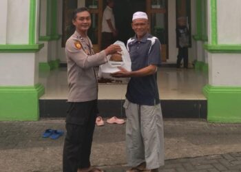 Kasium Polsek Malalayang, Aipda Triyono, menggelar kegiatan sedekah ta’jil di Masjid Nururrahman Malalayang, sebagai bentuk kepedulian dalam menyambut bulan suci Ramadan. Dalam kegiatan yang berlangsung dengan baik dan lancar tersebut, Aipda Triyono dan anggota Polsek Malalayang turut serta membagikan ta’jil kepada jamaah yang hadir di masjid tersebut, Selasa (19/3/2024).