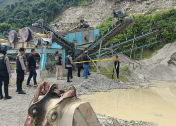 Subdit V Tipidter Bareskrim Polri telah menyita sejumlah barang bukti, termasuk 3 unit excavator, 1 unit dump truck, 1 unit mesin pemecah batu dan tumpukan batu split.