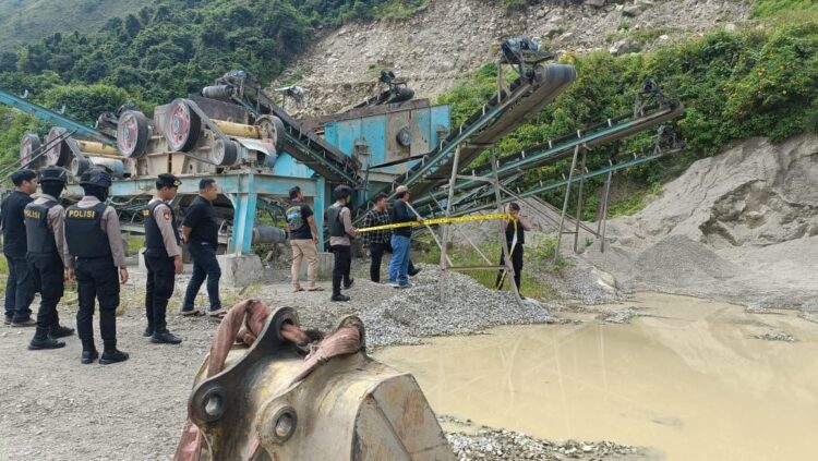 Subdit V Tipidter Bareskrim Polri telah menyita sejumlah barang bukti, termasuk 3 unit excavator, 1 unit dump truck, 1 unit mesin pemecah batu dan tumpukan batu split.
