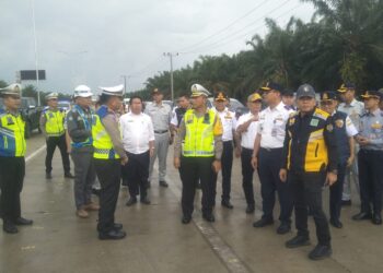 TINJAU: Dirlantas Polda Sumut, Kombes Pol Muji Ediyanto mengecek kondisi jalan Tol Indrapura, Lima Puluh, hingga Kisaran jelang arus mudik, Rabu (20/3/2024) (Foto Dok/ Polda Sumut)