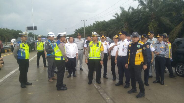 TINJAU: Dirlantas Polda Sumut, Kombes Pol Muji Ediyanto mengecek kondisi jalan Tol Indrapura, Lima Puluh, hingga Kisaran jelang arus mudik, Rabu (20/3/2024) (Foto Dok/ Polda Sumut)