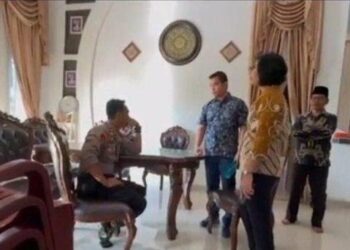 DEBAT: AKP S berdebat dengan penyidik Subdit IV Renakta Ditrreskrimum Polda Sumut saat akan menyita barang bukti handphonenya, Jumat (15/3/2024) lalu. (Foto Screenshoot) ctt: AKP S: Supriadi