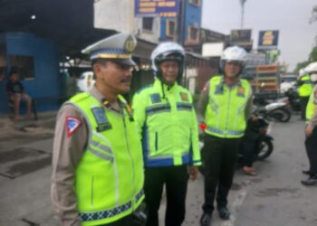 WAWANCARA: Personel Binmas Polda Sumut diwawancarai saat memberi imbauan ke stasiun bus di sepanjang Jalan Jamin Ginting, Rabu (20/3/2024). (Foto: Dok/T77)