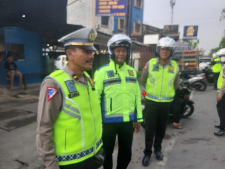 WAWANCARA: Personel Binmas Polda Sumut diwawancarai saat memberi imbauan ke stasiun bus di sepanjang Jalan Jamin Ginting, Rabu (20/3/2024). (Foto: Dok/T77)
