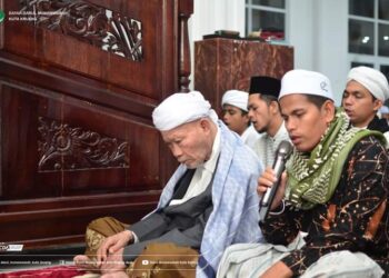 Acara khataman Al Qur'an Pesantren Darul Munawwarah Kuta Krueng, dan Doa Bersama yang dipimpin langsung oleh pengasuh pondok pesantren yaitu salah satu ulama kharismatik Aceh Abu. H. Usman Ali. Atau akrap disapa Abu Kuta Krueng.